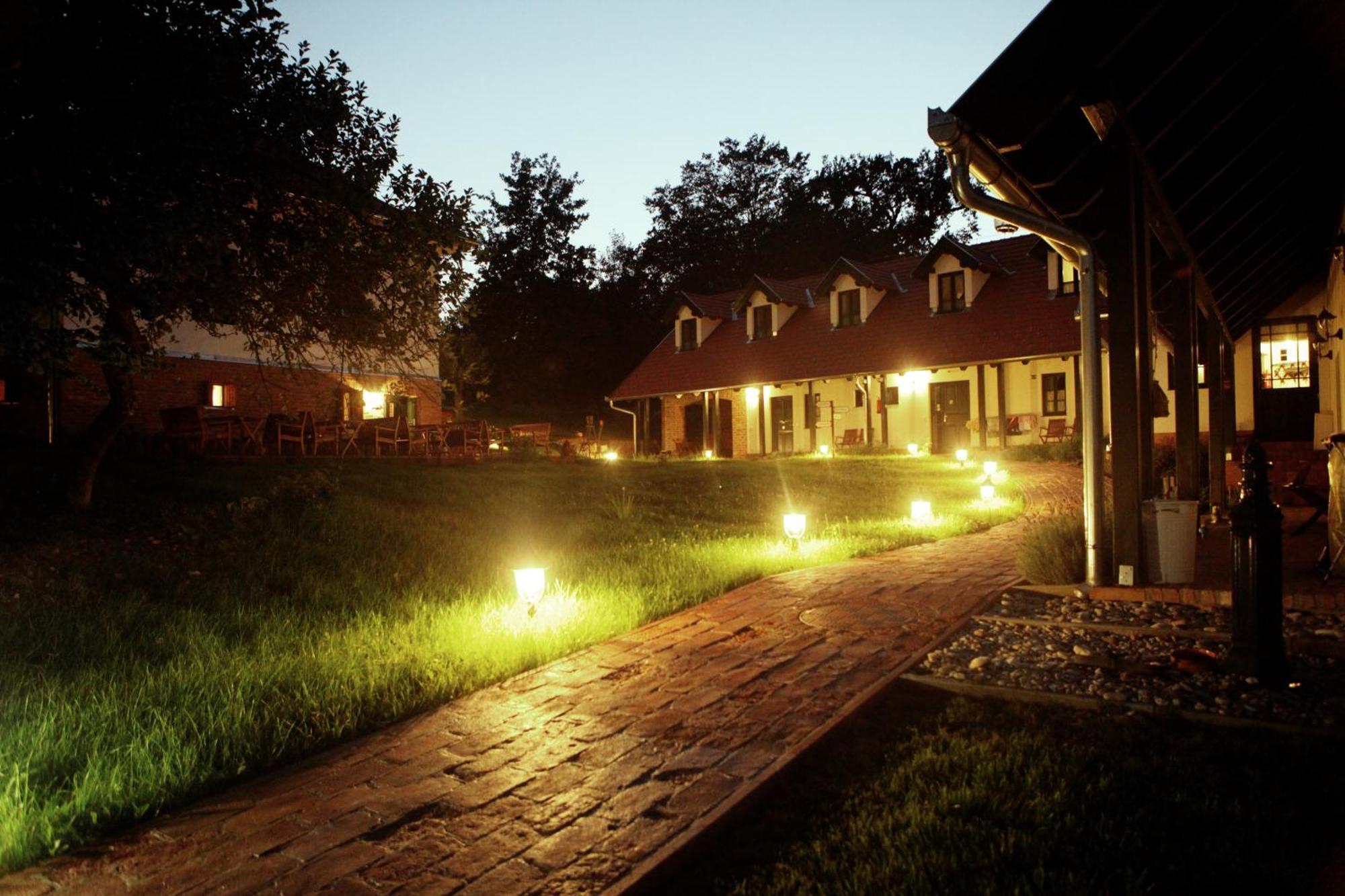 Kosbor Panzio Bed & Breakfast Magyarszombatfa Bagian luar foto